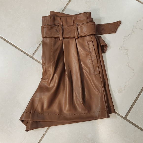 High-waisted pleather shorts - Picture 2 of 5